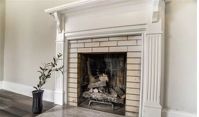 Building Photo - Welcome to this charming 3-bedroom, 2-bath...