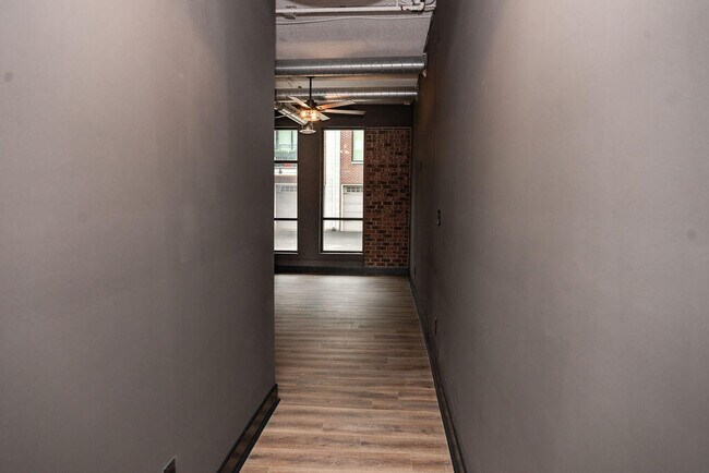 Building Photo - 275 S Limestone