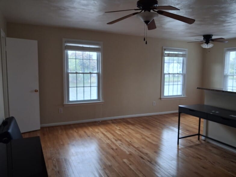 Building Photo - 401 Erle Cres