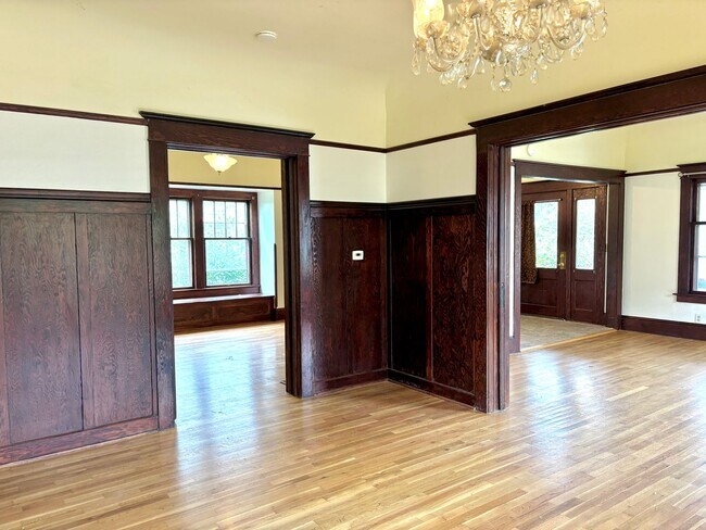 Building Photo - Historic and Spacious Humboldt Neighborhood Home w/ Covered Front/Back Patio and Huge Basement