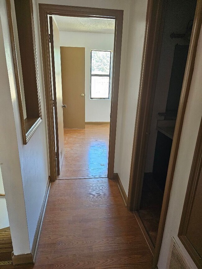 Building Photo - 2 BR TOWNHOME