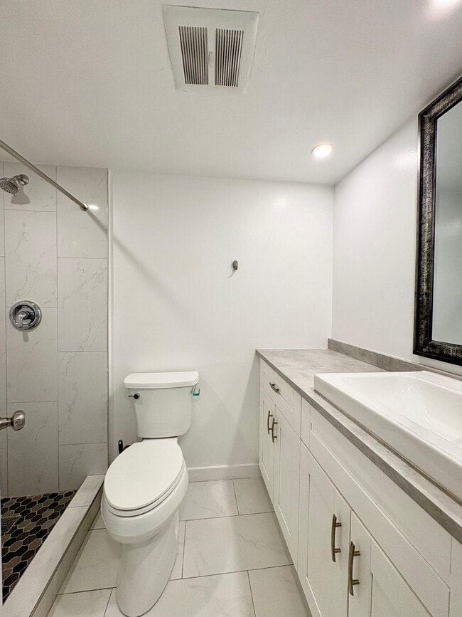 Building Photo - 305 SE 9th Ave