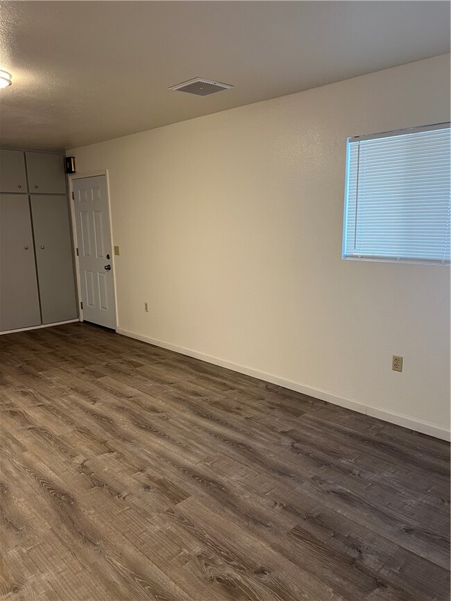 Building Photo - 2040 Swan Cove N