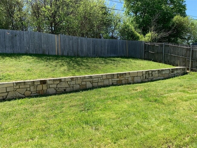 Building Photo - 805 Oakmont Dr