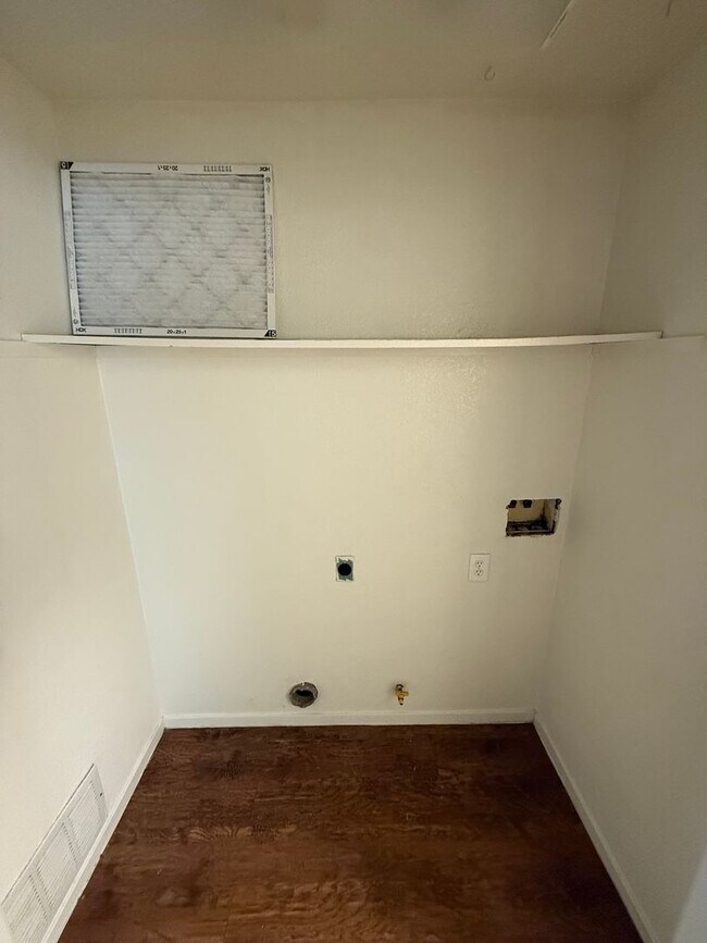 Building Photo - Single-Story 3 Bed, 2 Bath Home with Firep...