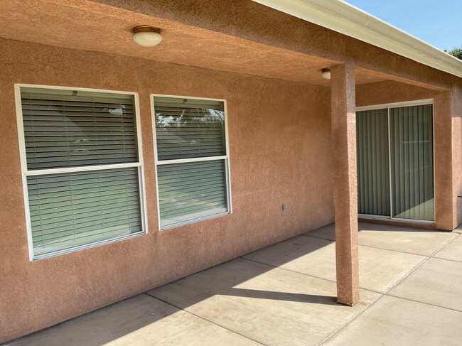 Building Photo - 1077 W Saffron St