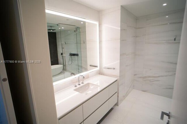 Building Photo - 300 Biscayne Blvd Way