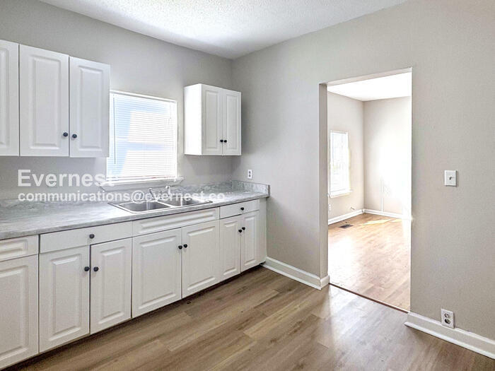 Building Photo - 430 Center St