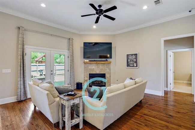 Building Photo - Beautiful 4 bedroom, 2 bathroom house in B...