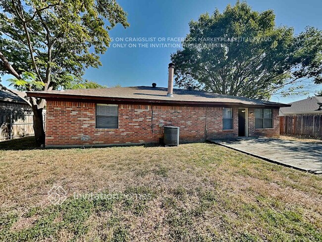 Building Photo - 1229 N Creek Dr