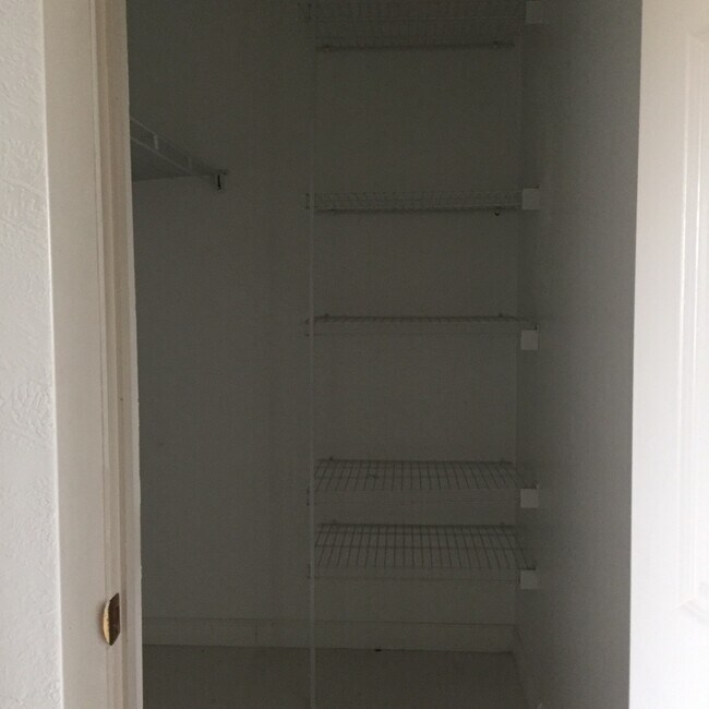 Building Photo - 2 Bedroom Condo for Rent  Warrenville HTS