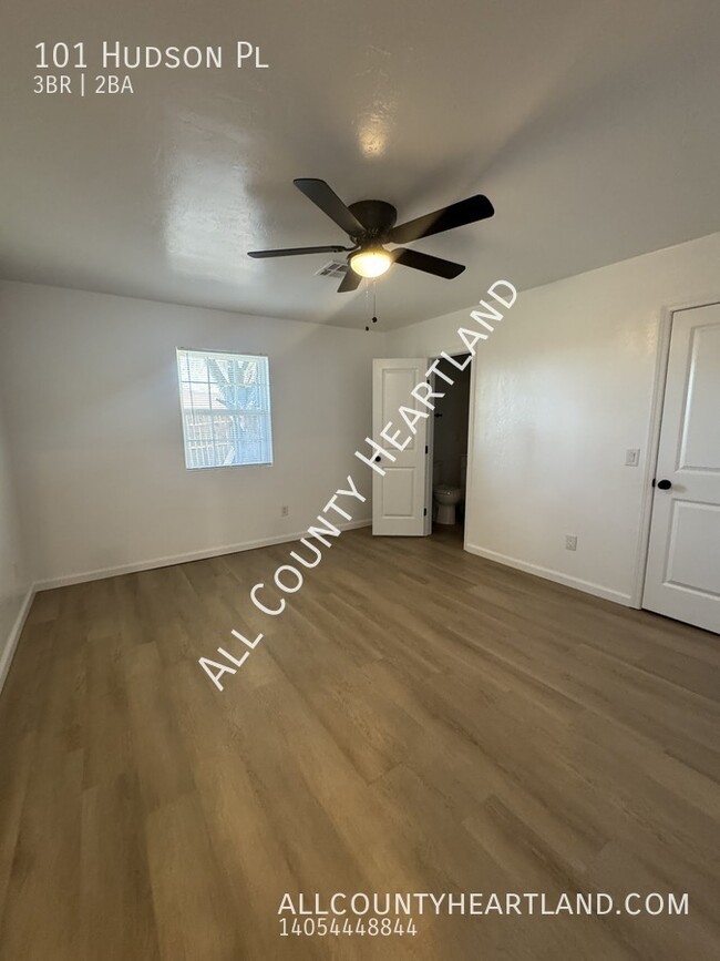 Building Photo - MOVE IN SPECIAL! Updated 3 bed 2 bath in M...