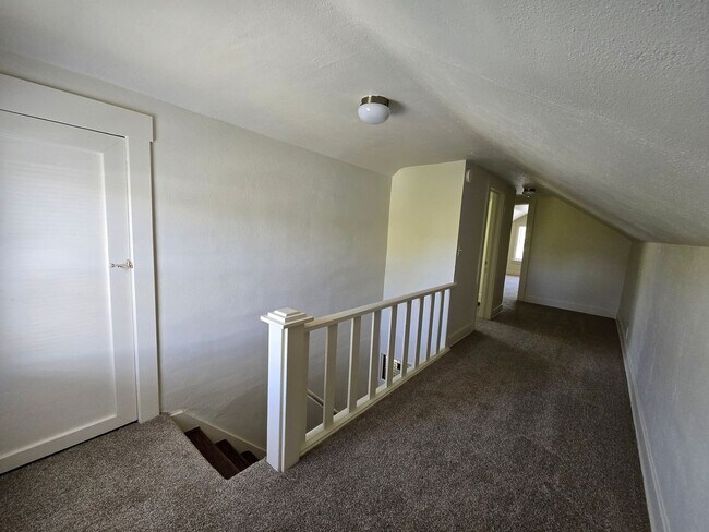 Building Photo - Garland District Home!