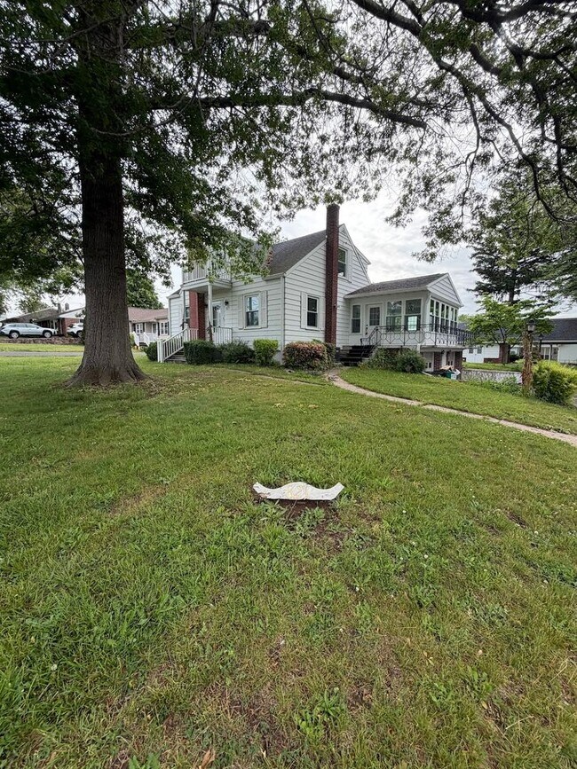 Building Photo - 3 Bedroom, 2 Full Bath Home with 4-Season Room, Garage & Large Lot