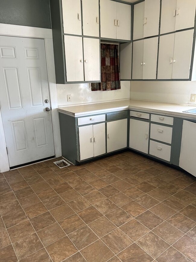 Building Photo - 414 9th Ave