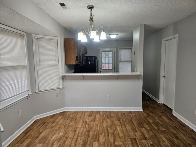 Building Photo - Move in special! 2 bedroom 2 bath duplex