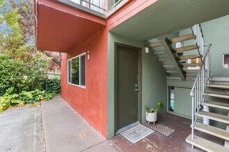 Building Photo - Spacious 1-Bedroom Apartment in South Shat...