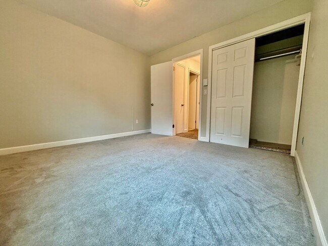 Building Photo - Charming 3 BR / 2 BA Top-Floor Condo | Blackberry Hill Village