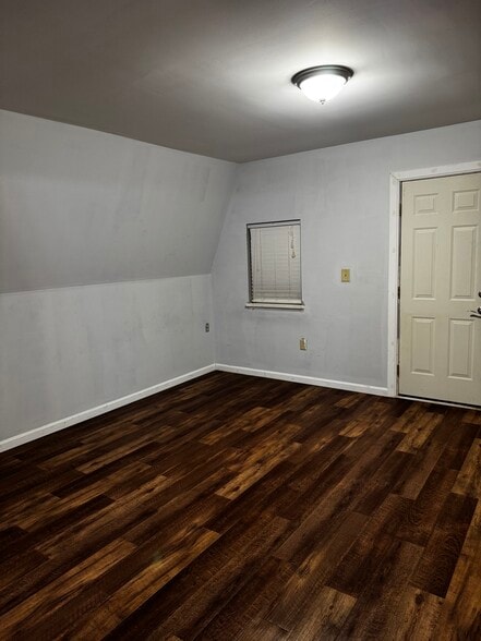 Large upstairs bedroom. - 704 Main St