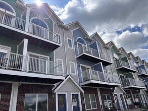 Building Photo - 2 Bedroom/2.5 Bath Townhome located in a Gated Community with a Water Front View! Available on 8/...