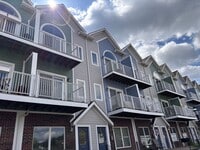 Building Photo - 2 Bedroom/2.5 Bath Townhome located in a Gated Community with a Water Front View! Available on 8/...