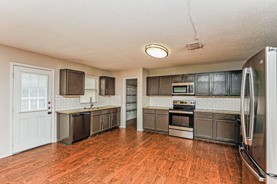 Building Photo - 8705 Stonebriar Ln