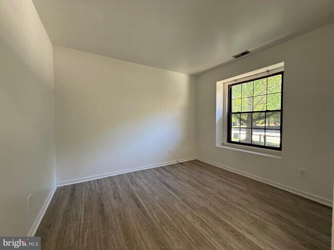 Building Photo - 343 Brookdale Blvd