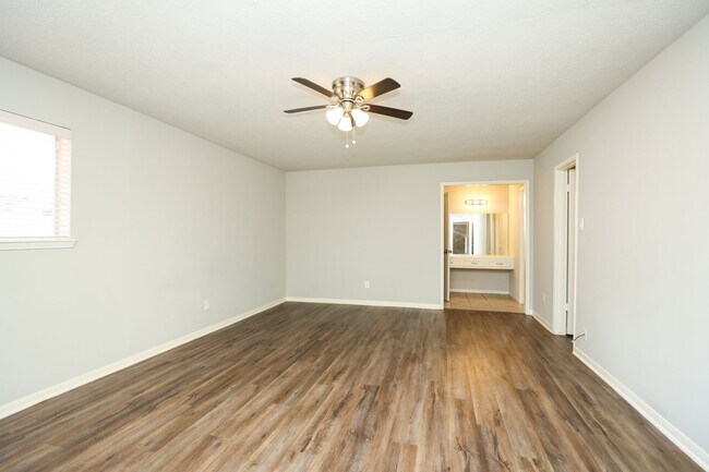 Building Photo - 815 Park Meadow Dr
