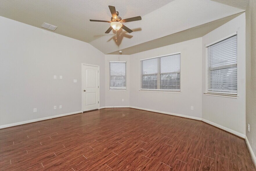 Building Photo - 3504 Silver Set