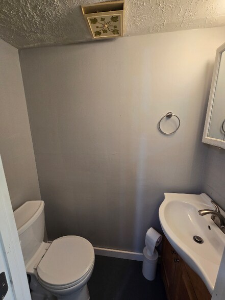 Building Photo - 26640 Lake of the Falls Blvd