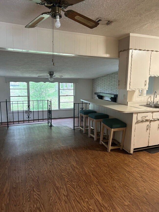 Building Photo - Cozy home