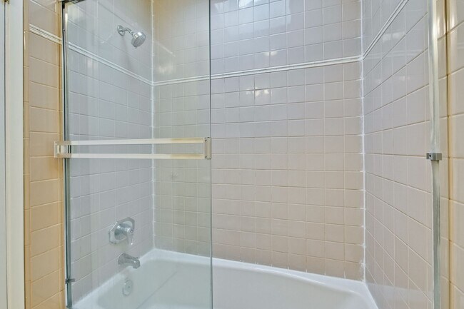 Building Photo - Excellent 4 bed 2.5 Bath Single Family Home!