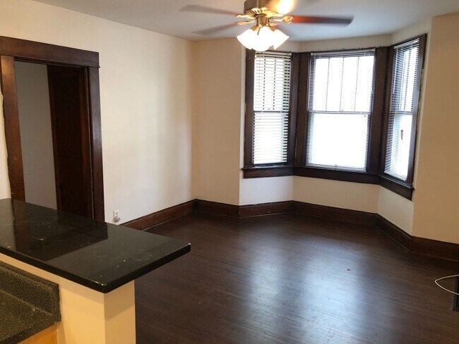 Building Photo - 335 E 19th Ave