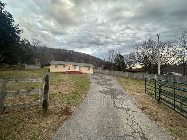 Building Photo - 4720 Meredith Rd