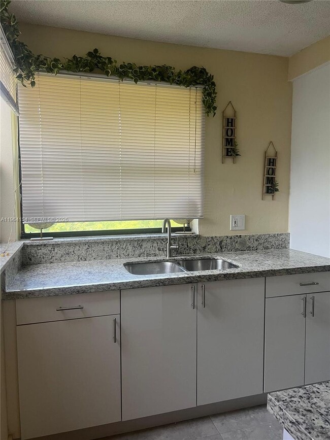 Building Photo - 805 N Franklin Ave