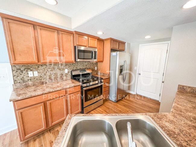 Building Photo - Large, Well-Maintained Duplex