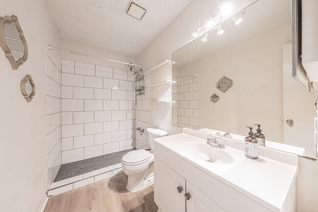 Building Photo - Super cute 2 bedroom 1 bath duplex