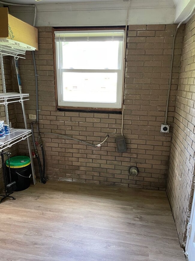 Building Photo - 3 BED, 1 BATH BRICK HOME IN RANDLEMAN!
