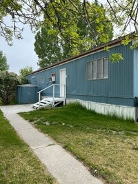 Building Photo - 2 bed, 1 bath Manufactured Home in the Mill Hollow Community!