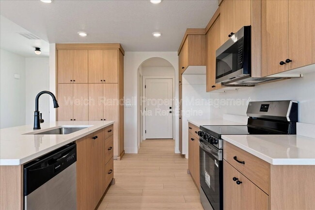 Building Photo - 837 E 3rd N