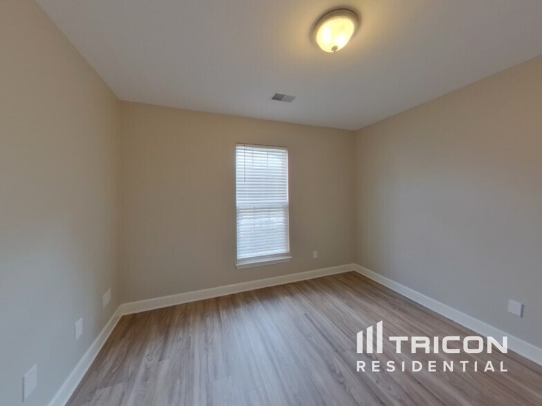 Building Photo - 124 Bathurst Ln
