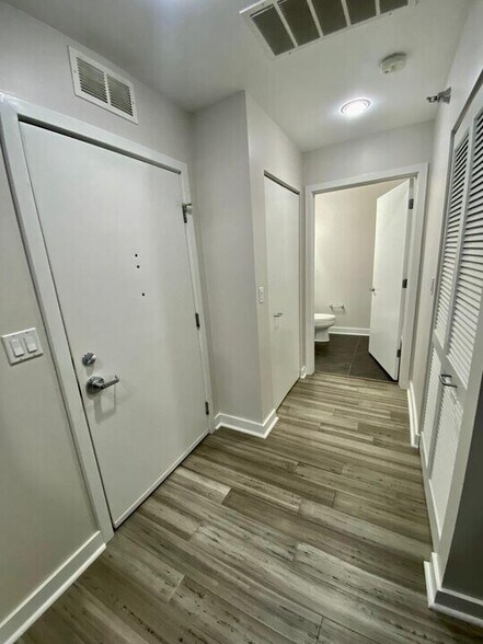 Building Photo - 901 W Madison St
