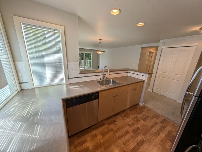 Building Photo - High End 3 Br Condo off of Bothell-Everett...