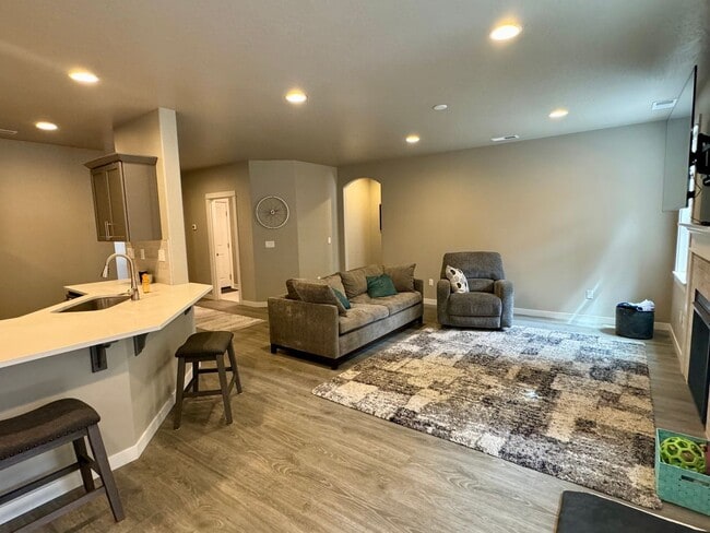 Building Photo - Fully Furnished 3 Bed/2 Bathroom Home-2042...