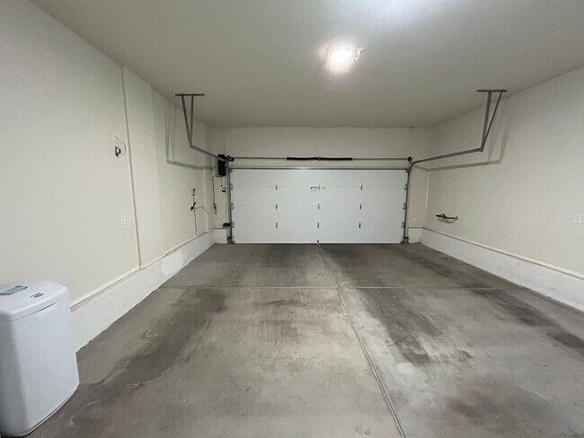 Building Photo - Gated 3-Bedroom 3-Bathroom Home in Southwest!