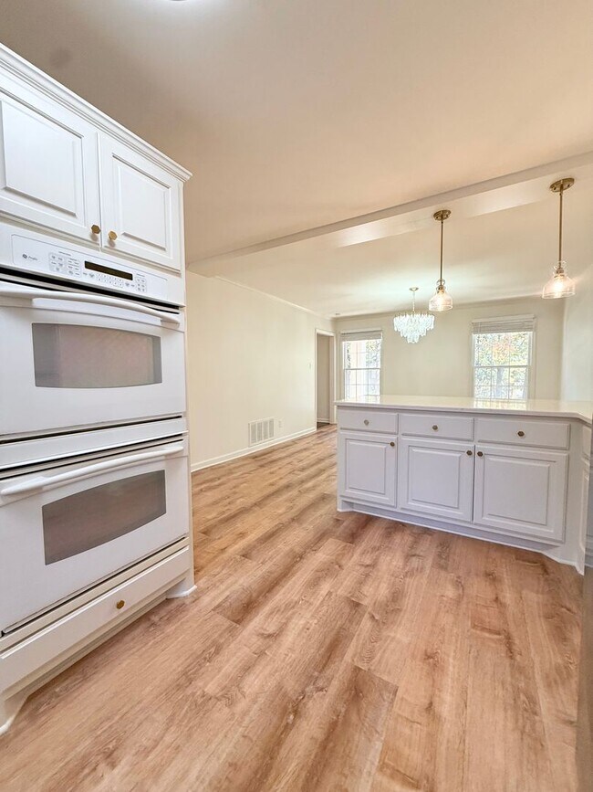 Building Photo - 130 Valley Club Cir