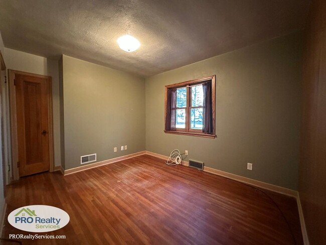 Building Photo - 3 Bedroom House **$1,000.00 off December's Rent with a December 2025 Move In**