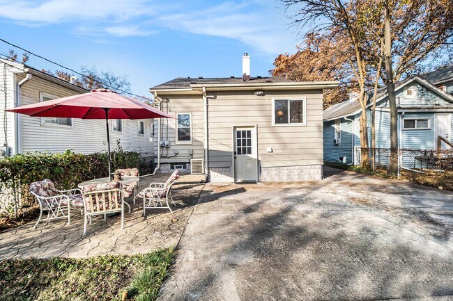 Building Photo - 3 BED 2 BATH BUNGALOW STYLE HOME IN FERNDALE ------ W. CHESTERFIELD