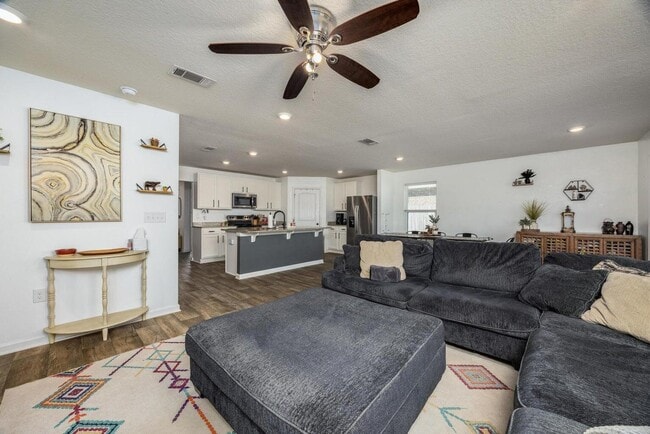 Building Photo - 1010 Limpkin St