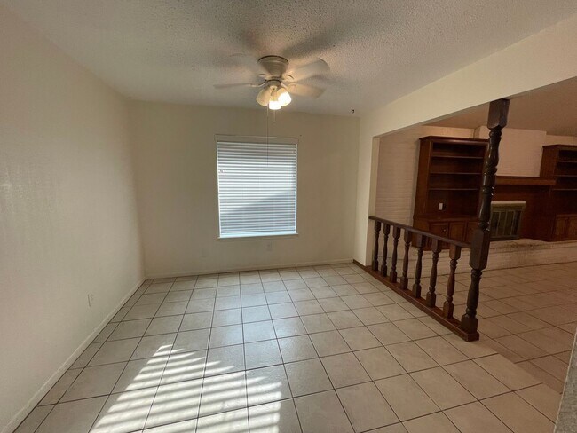 Building Photo - 3/2 Southside 1800 sqft, pet friendly, enc...